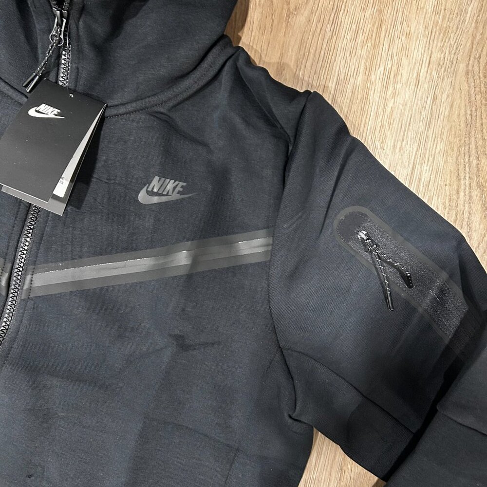 NIke black small tech new - Picture 2 of 2